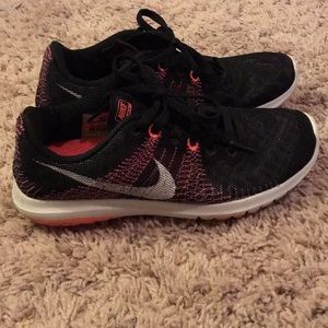 Women’s Nike tennis shoe